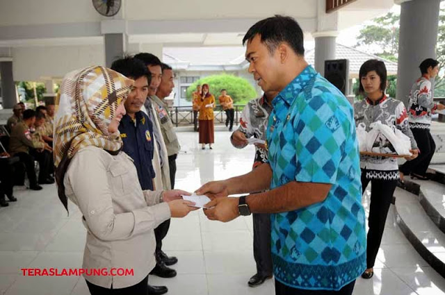 Bupati Rycko Berikan Insentif kepada Petugas Sosial Lamsel