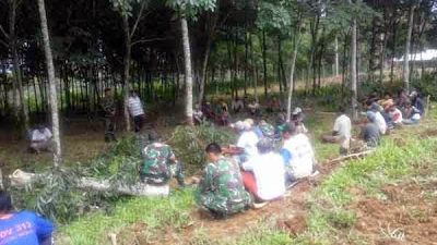 Koramil 411-12/Pekalongan Gotong Royong Bersihkan Jalan