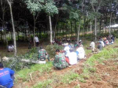 Koramil 411-12/Pekalongan Gotong Royong Bersihkan Jalan