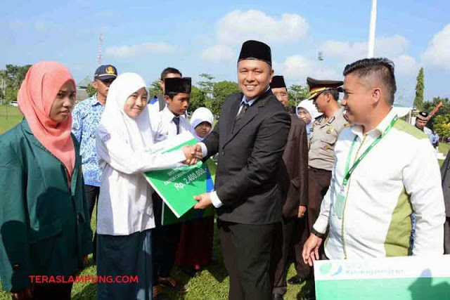 Wabup Mustafa Serahkan Beasiswa BPJS kepada Empat Siswa Lampung Tengah