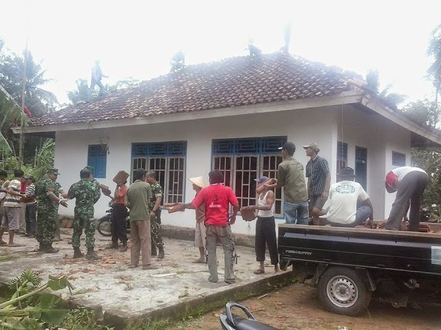 Para Anggota Koramil Kalirejo Bantu Perbaiki Rumah Warga Desa Sri Basuki
