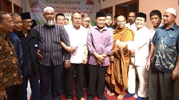 Biksu Makassar Kunjungi Pengungsi Rohingnya