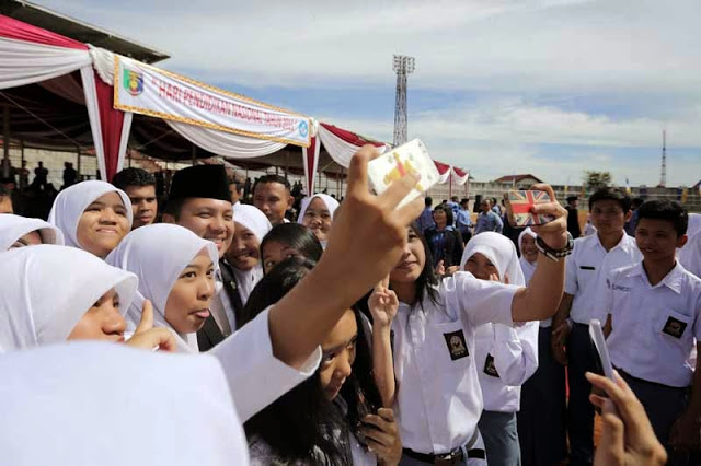 Selesai Upacara Hardiknas, Gubernur Ridho Dikerubuti Para Siswi SMA untuk Berselfie Ria
