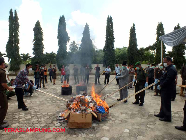 Kejari Gunungsugih Musnahkan Barang Bukti Ganja, Sabu-sabu, dan Belasan Senjata Api