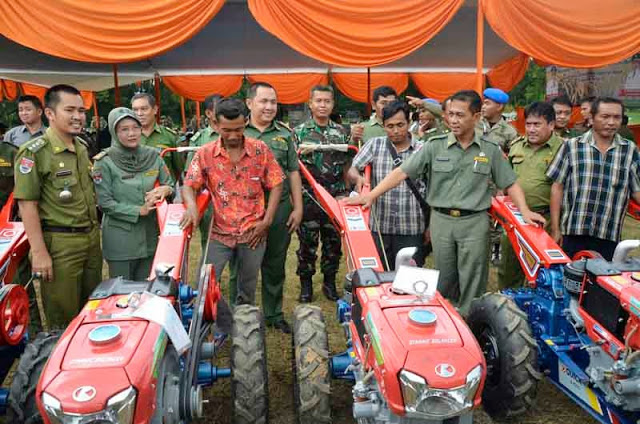 Bupati Khamami Serahkan Bantuan Pupuk, Benih Padi, dan Traktor Tangan