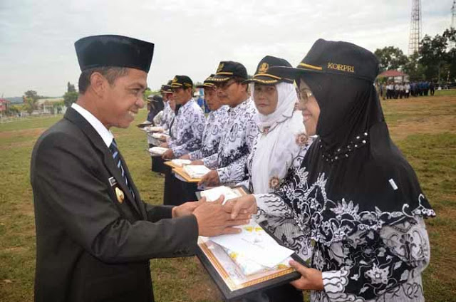 Pemkab Mesuji Beri Penghargaan Tenaga Honor Pendidikan