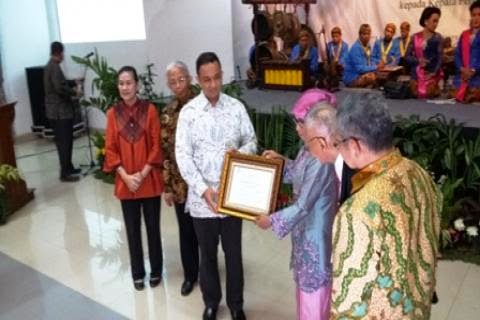 Mendikbud Serahkan Piagam MoW Kitab Nagarakertagama dan Babad Diponegoro ke Perpustakaan Nasional