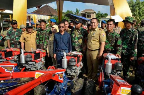 Petani di Rawajitu Utara Terima Bantuan Traktor Tangan dan Pupuk