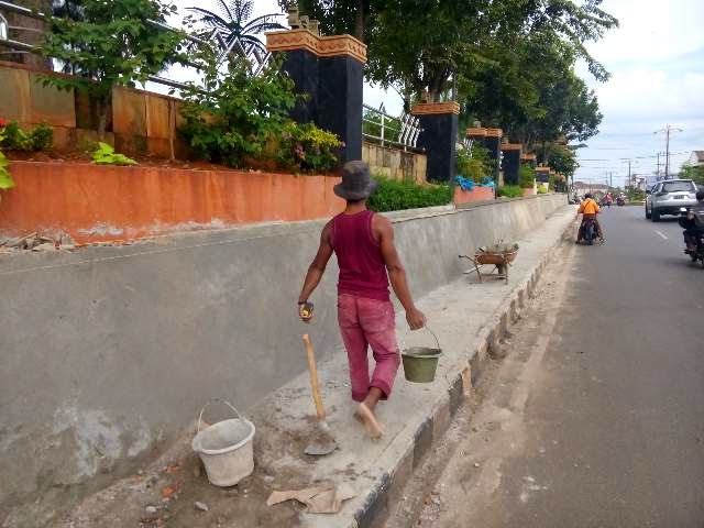 Proyek Pembangunan Ornamen Pagar Kantor Bupati Lampura Diduga Langgar Aturan