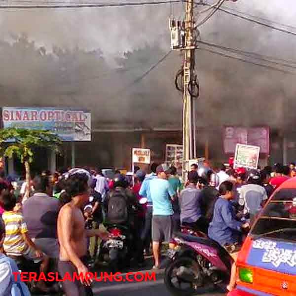 Tujuh Ruko dan Satu Rumah Kos di Jalan Soekarno-Hatta Kotabumi Hangus Terbakar