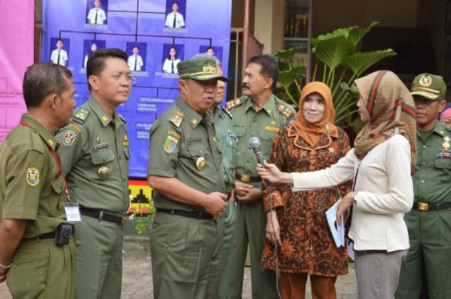 Wagub Bachtiar Basri Tinjau UN SMP di Bandarlampung