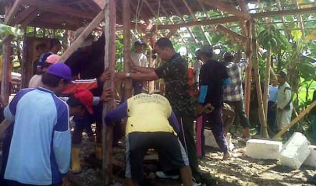 Prajurit TNI dan “Slanker Ruwa Jurai” Bedah Rumah di Lampung Selatan