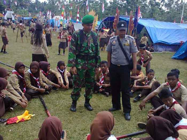 Babinsa Mengandungsari Kunjungi Perkemahan Pramuka SMP Muhammadiyah