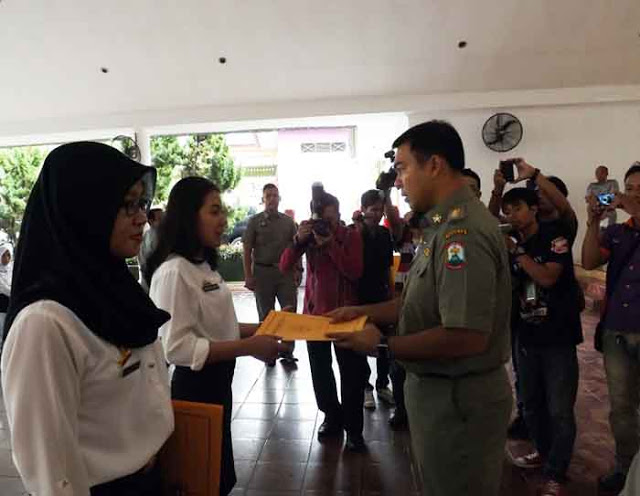 Bupati Rycko Menoza Serahkan SK Pengangkatan CPNSD