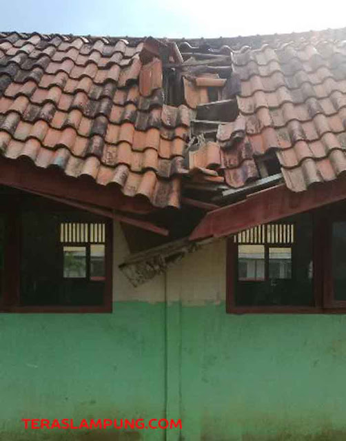 Satu per Satu Bangunan Sekolah di Lampung Utara Ambruk