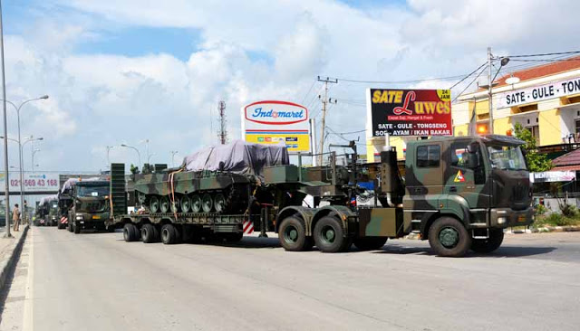 Melintas Jalan Trans Sumatera, Iring-iringan Tank Leopold dan Tiga Scorpion Jadi Tontonan Warga