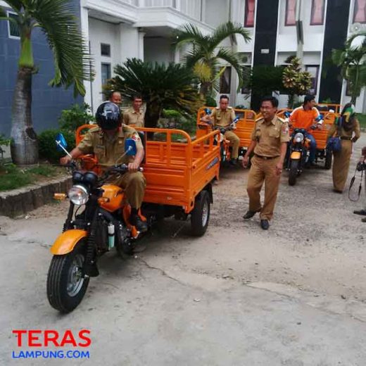 Bupati Lampung Utara Serahkan 20 Kendaraan Pengangkut Sampah