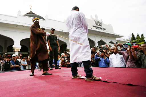 Didakwa Mesum, Tujuh Warga Aceh Dicambuk