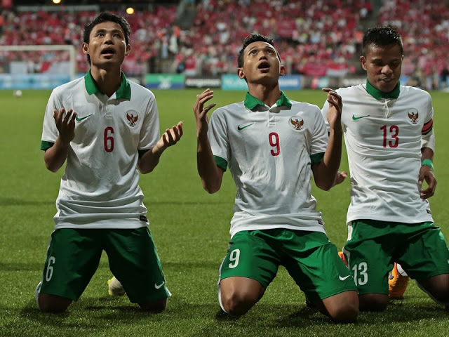 Indonesia advances to football semi-finals at expense of Singapore
