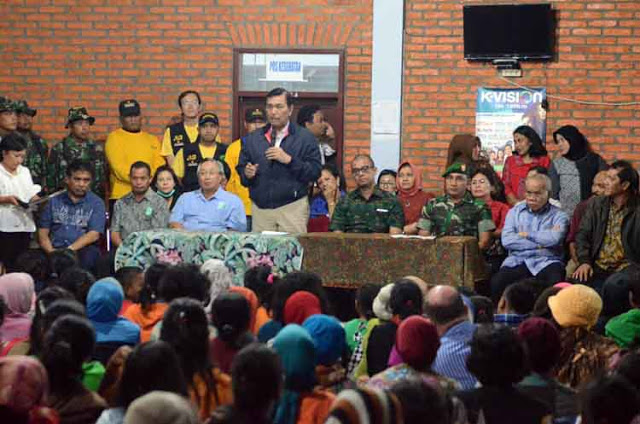 Kepala Staf Presiden Dan Seskab Kunjungi Pengungsi Korban Erupsi Gunung Sinabung