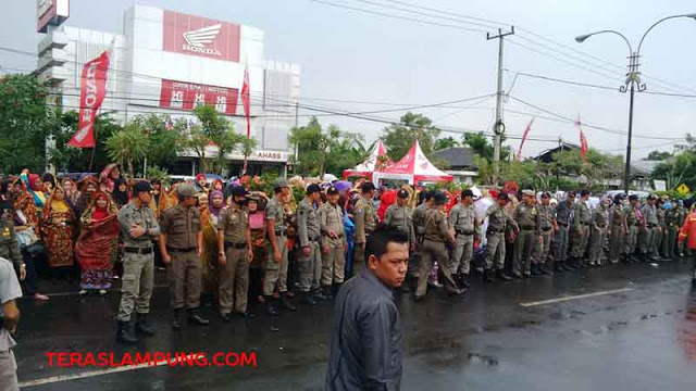 Demi Pecahkan Rekor MURI, Peserta “Nyubuk Majew” Harus Latihan di Tengah Hujan