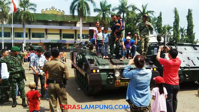 Warga Kotabumi Antusias Saksikan Pameran Alutsista di Stadion Sukung