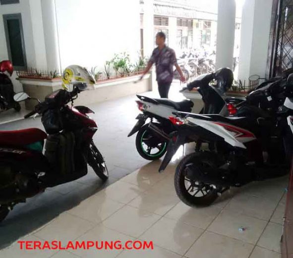 Banyak Pemilik Kendaraan Langgar Larangan Parkir di Kantor Pemkab Lampung Utara