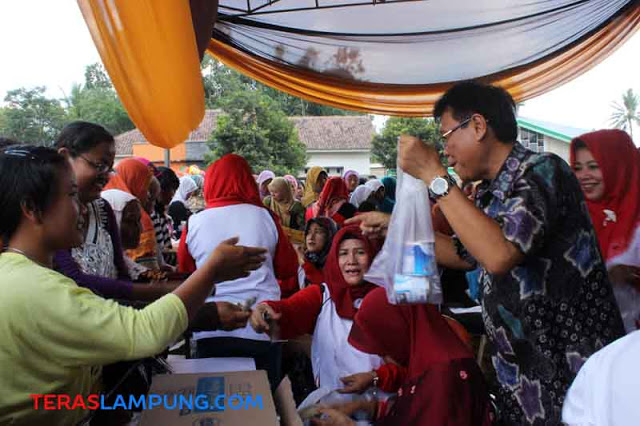 Di Arena Pasar Murah Desa Margototo, Bupati Erwin Arifin Jadi Pelayan