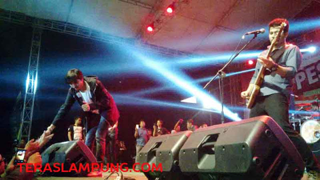 Pentas Sheila on 7, Bupati Agung Ikut Tertibkan Penonton