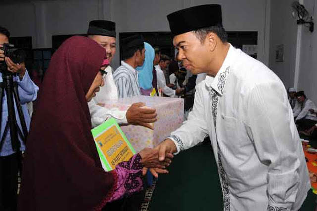 Bupati Rycko Menoza Serahkan Bantuan Paket Sembako untuk Warga Jompo