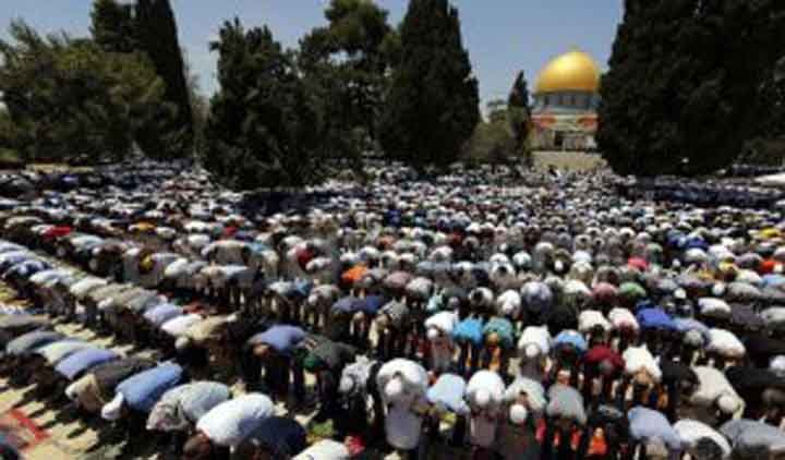 Ratusan Ribu Muslim Shalat Jumat Pertama Awal Ramadhan di Masjid Al-Aqsa