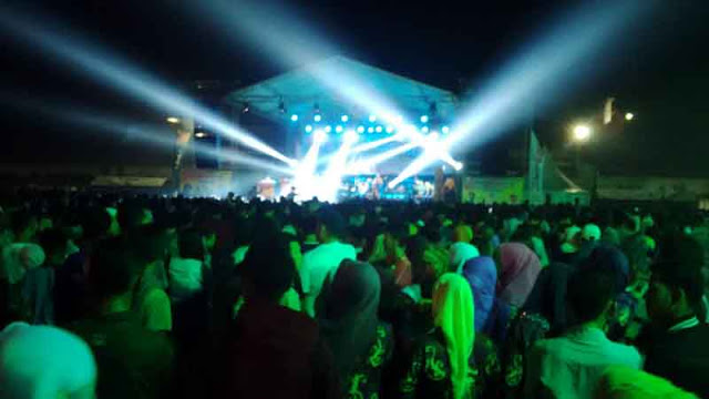 Penutupan HUT Lampura, Sheila on Seven ‘Hipnotis’ Penonton di Stadion Sukung