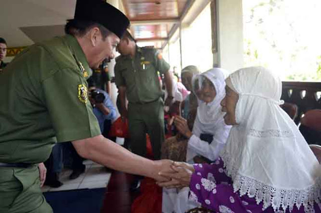 Bakti Sosial LKKS, Walikota Herman HN Bagikan Sembako