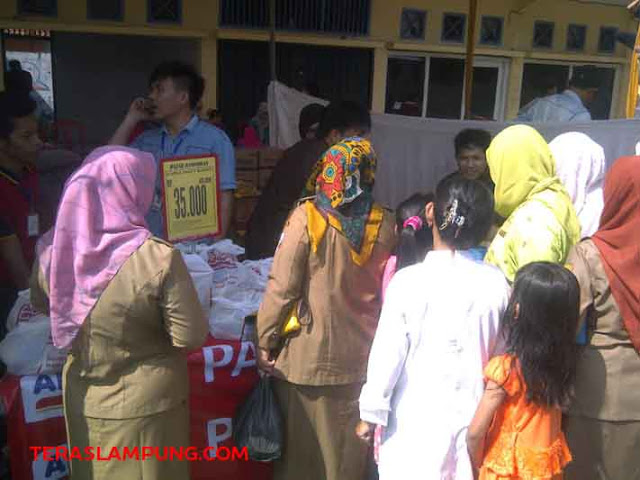 Bazar Ramadhan untuk Orang Miskin Diserbu Para PNS