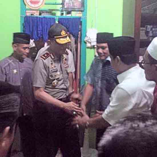 Brigjen Edward Syah Pernong Kunjungi Kerabat yang Rumahnya Terbakar di Kalianda