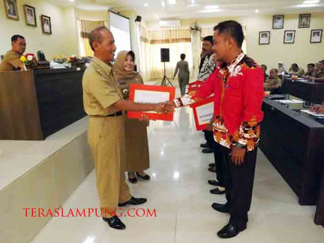 Pemkab Lampung Selatan Berikan Penghargaan APN 2015