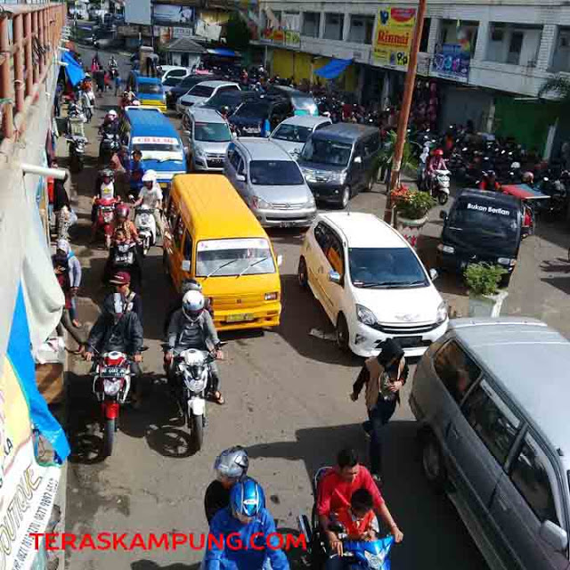 Tidak Ada Petugas Dishub dan Satlantas Polres yang Mengatur Lalu Lintas di Sekitar Pasar Pagi Kotabumi