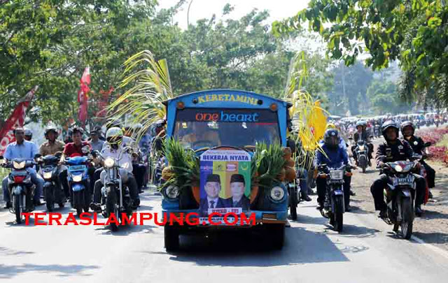 Pilkada Lamsel, Pasangan Rycko-Eki Daftar ke KPU Naik Kereta Mini