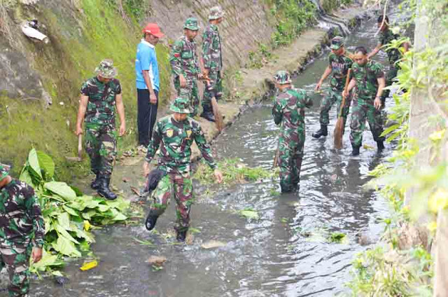 Anggota Koramil Mesuji-Warga Gotong Royong Bendung Sungai untuk Atasi Kekeringan,