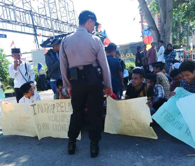 Kasus Dana BOS, Santri dan Pengurus Ponpes Demo di Kantor Kemenag Lampura