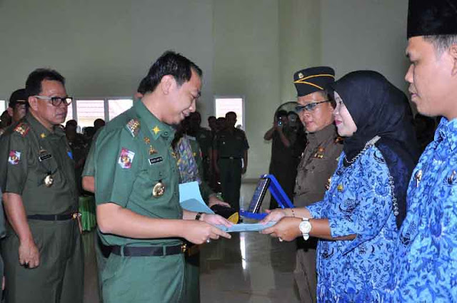 Bupati Lampung Utara Bagikan 640 SK Calon PNS K2