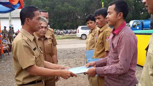 Pemkab Mesuji Serahkan Tunjangan Penghasilan Aparatur Desa