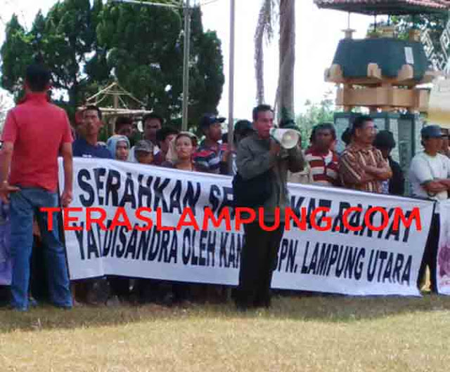 Sengketa Lahan Warga denngan Prokimal: Sertifikat Ditahan BPN, Ratusan Warga Demo di Kantor DPRD Lampura