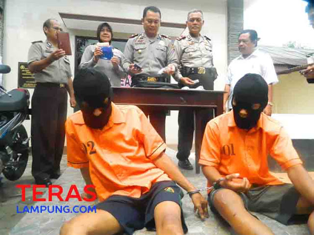 Door! Dua Pencuri Bermodus Pecahkan Kaca Mobil Ditembus Peluru Panas