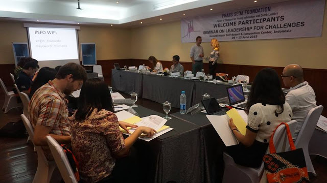 Memanfaatkan Sastra sebagai Komunikasi Lintas Batas