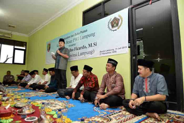 Gubernur Ridho Ficardo Buka Puasa Bersama di Kantor PWI