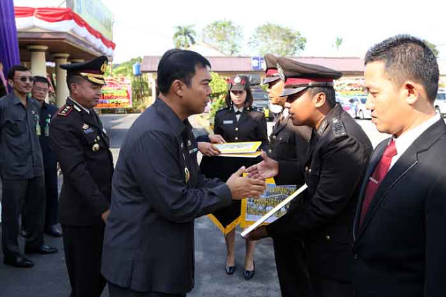 Bupati Rycko Berikan Hadiah Umrah kepada Anggota Polries Lamsel yang Berprestasi