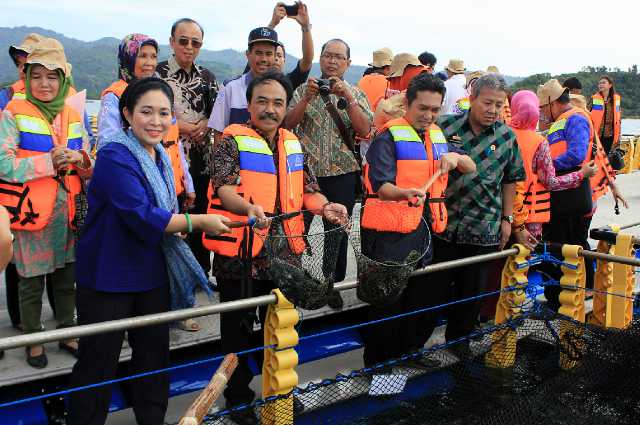 Kunjungan Komisi IV di Desa Hanura, Para Nelayan Curhat kepada Mbak Titiek