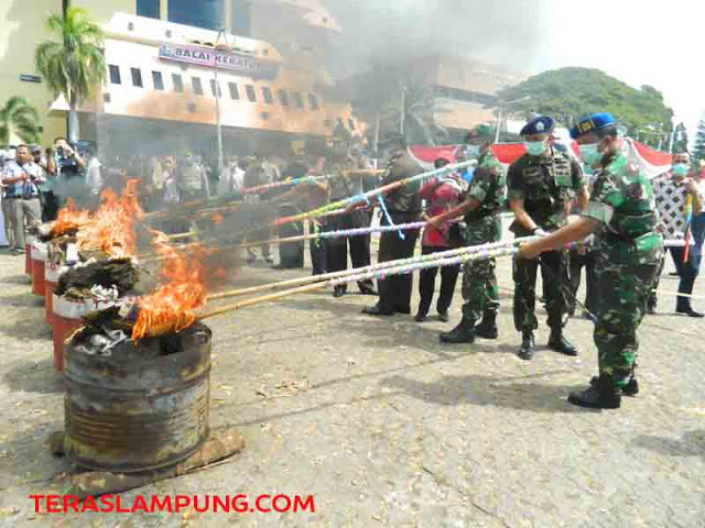 Polda Lampung Musnahkan Barang Bukti Senjata Api, Narkotika, dan Miras