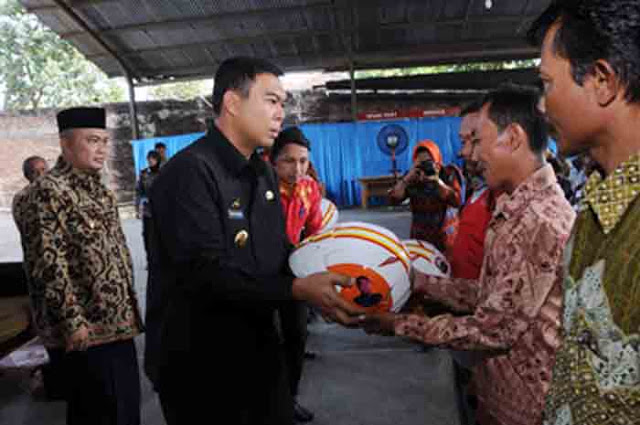 Bupati Lampung Selatan Serahkan Helm SNI dan Tali Asih kepada Para Pengojek